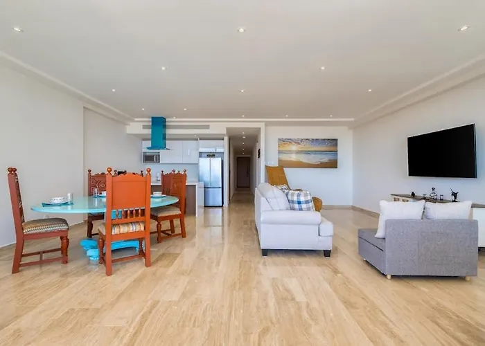 Charming Coastal With Ocean Views, Pool, Gym And Shared Amenities *