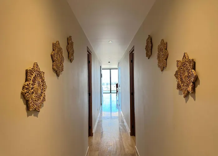 Charming Coastal With Ocean Views, Pool, Gym And Shared Amenities